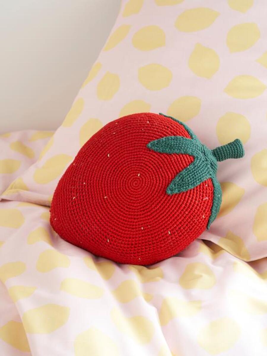 Coussin fraise en crochet - LAETITIA DALBIES rouge