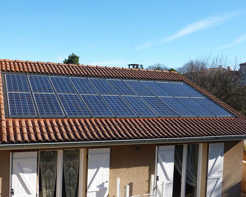 Installations photovoltaïques en résidentiel : un investissement rentable qui valorise le patrimoine immobilier.
