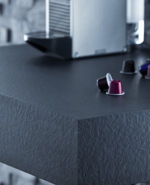 Nouvelle gamme Monochrom Black & White de Polyrey : des panneaux stratifiés haute séduction, haute résistance  